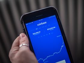 \"كوين بيس\" ترفع رسوم تداول العملات المشفرة لكبار العملاء