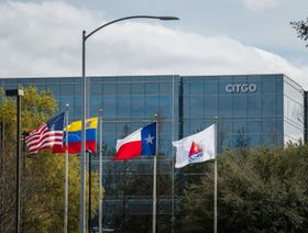 أعلام ترفرف خارج مقر شركة "سيتغو بتروليم" في هيوستن، تكساس - المصدر: بلومبرغ