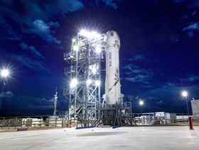 صاروخ "نيو شيبرد" التابع لشركة "بلو أوريجن" المملوكة للملياردير جيف بيزوس يستعد لأول رحلة سياحية تحمل بشراً إلى الفضاء - المصدر:  "بلو أوريجن"