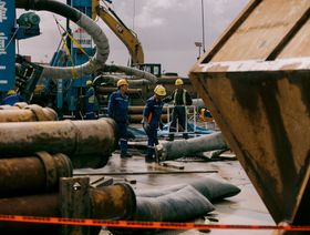 عمال يعملون في منشأة للتنقيب عن النفط، غيانا - المصدر: بلومبرغ