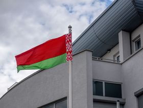 العلم البيلاروسي أمام سفارة بيلاروسيا في 26 مايو 2021 في وارسو ، بولندا. - المصدر: غيتي إيمجز