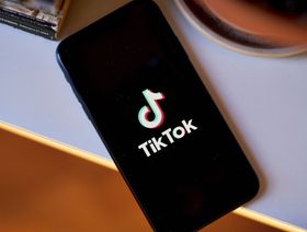 شعار "تيك توك"على هاتف ذكي تم تصويره في حي بروكلين بنيويورك، الولايات المتحدة - المصدر: بلومبرغ