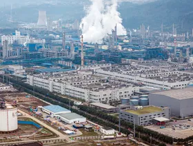 الصين تواصل استيراد الغاز الروسي المسال رغم العقوبات الأميركية