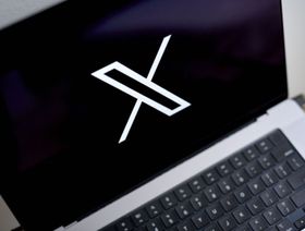 شعار "إكس"، "تويتر" سابقاً، على شاشة حاسوب محمول - المصدر: بلومبرغ