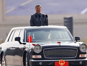 الرئيس الصيني شي جين بينغ خلال عرض عسكري بمناسبة الذكرى الثمانين لنهاية الحرب العالمية الثانية، بكين، الصين. 3 سبتمبر 2025 - رويترز