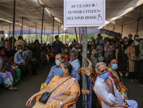 مجموعة من المواطنين في الهند ممن استطاعوا الحصول على موعد لتلقّي اللقاح - المصد: بلومبرغ