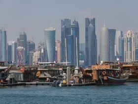 مراكب قبالة شاطئ وخلفها المباني الشاهقة بالعاصمة القطرية الدوحة  - المصدر: بلومبرغ