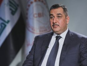 العراق يعفي محافظ البنك المركزي من منصبه