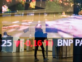 بهو بورصة "يورونكست" كما يبدو من خلف زجاج المبنى في باريس، فرنسا - المصدر: بلومبرغ