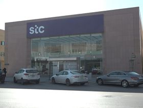 شعار "اس تي سي" (STC) يزين أحد فروع الشركة. السعودية - المصدر: الشرق