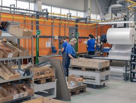 وظفون يعملون في مصنع تابع لمجموعة "إس في إس سي"، التي تصنع أدوات خاصة بصناعة السيارات، في فرابل، سلوفاكيا، يوم الأربعاء، 15 نوفمبر 2023 - المصدر: بلومبرغ