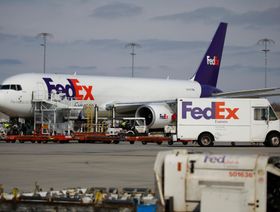 طائرة شحن متوقفة على مدرج المطار أثناء فرز الطرد الصباحي في مركز "فيدكس إكسبريس" بمدينة ممفيس، تينيسي، الولايات المتحدة - المصدر: بلومبرغ