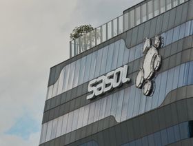 شعار شركة "ساسول" على مقرها الرئيسي في جوهانسبورغ. ثاني أكبر شركة مدرجة في جنوب أفريقيا من حيث المبيعات، كانت أعلنت أنها ستشتري حصة في مشروع خط أنابيب في موزمبيق، إلا أنها عادت وعدلت عن الفكرة - المصدر: بلومبرغ