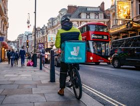عامل توصيل طلبات تابع لشركة ديلفرو. - المصدر: بلومبرغ