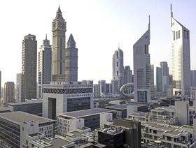 مبنى البوابة، يسار الوسط، في مركز دبي المالي العالمي (DIFC) في دبي، الإمارات العربية المتحدة - المصدر: بلومبرغ