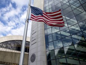 العلم الأمريكي يرفرف خارج مبنى المقر الرئيسي للجنة الأوراق المالية والبورصات الأمريكية (SEC) في واشنطن العاصمة، الولايات المتحدة    - المصور: زاك جيبسون/ بلومبرغ