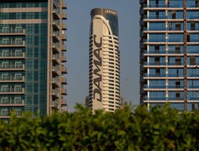 شعار شركة داماك العقارية يزين أحد الأبراج السكنية التي شيدتها الشركة في دبي. الإمارات العربية المتحدة - المصدر: بلومبرغ