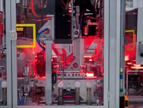 آلة تكديس المستخدمة في صنع خلايا البطاريات - المصدر: بلومبرغ