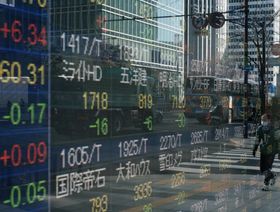 ِشاشة تداولات للأسهم اليابانية - المصدر: بلومبرغ