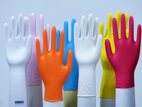 عرض قفازات اللاتكس على قوالب على شكل يد في مقر "توب غلوف"، ماليزيا - المصدر: بلومبرغ