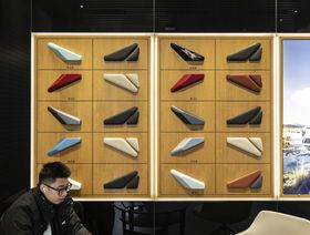 خيارات الألوان لسيارات "إكس بنغ" الكهربائية في صالة عرض الشركة في غوانغزو، الصين - المصدر: بلومبرغ