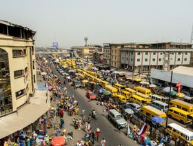 \"موديز\" تخفض تصنيف نيجيريا الائتماني إلى الدرجة غير الاستثمارية