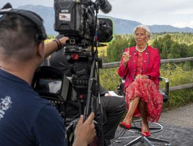 كريستين لاغارد، رئيسة البنك المركزي الأوروبي، خلال مقابلة مع تليفزيون "بلومبرغ" لدى حضورها ندوة "جاكسون هول"، في موران، بوايومنغ، أميركا، أمس الجمعة - المصدر: بلومبرغ