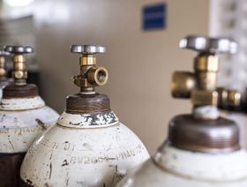 محبس توصيل خرطوم لأنبوب أكسجين فارغ بمحطة "هيواتيل" للأكسجين بنيروبي في كينيا - المصدر: بلومبرغ