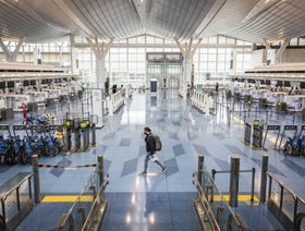 مكاتب تسجيل الوصول المغلقة في مطار هانيدا في طوكيو - المصدر: بلومبرغ