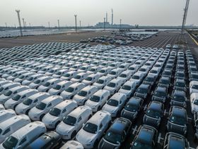 سيارات "زيكر" الكهربائية التي تنتجها شركة "جيلي أوتوموبيل هولدينغز"متجهة للشحن إلى أوروبا في ميناء تايتسانغ في تايتسانغ، مقاطعة جيانغسو، الصين - المصدر: بلومبرغ