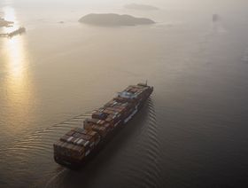 إحدى سفن الحاويات المملوكة لشركة "هاباغ-لويد" تبحر قبالة أحد الموانئ - المصدر: بلومبرغ