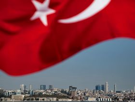 العلم التركي يرفرف فوق إسطنبول، تركيا - المصدر: بلومبرغ