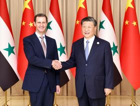 الرئيس السوري بشار الأسد يصافح رئيس الصين شي جين بينغ خلال زيارته إلى الصين يوم 22 سبتمبر 2023 - المصدر: وكالة شينخوا الصينية 