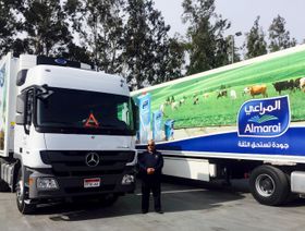 عامل يقف أمام إحدى الشاحنات التي توزّع منتجات "المراعي"، في مصنع تابع للشركة في مدينة النوبارية التابعة لمحافظة البحيرة، مصر، يوم 12 مارس 2016 - المصدر: رويترز