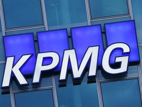 شعار "كيه بي إم جي" (KPMG) مثبت على الجدار الزجاجي الخارجي لمبنى الشركة في برلين، ألمانيا. - المصدر: بلومبرغ