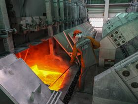عامل في مصنع لصهر الألومنيوم في سايانوجورسك، روسيا. - المصدر: بلومبرغ