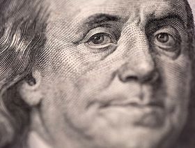 لقطة مقربة تظهر صورة الرئيس بنجامين فرانكلين على العملة الأمريكية فئة 100 دولار - المصدر: بلومبرغ