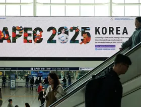 ركاب يستخدمون السلالم المتحركة بينما تُظهر لوحة إلكترونية ضخمة إعلاناً يروّج لقمة قادة منتدى التعاون الاقتصادي لدول آسيا والمحيط الهادئ (أبيك) لعام 2025 في مدينة غيونغجو، كوريا الجنوبية - رويترز