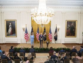 الرئيس الأميركي، جو بايدن، يلقي كلمة في الغرفة الشرقية بالبيت الأبيض وتقف إلى جانبه نائبته كامالا هاريس - المصدر: بلومبرغ