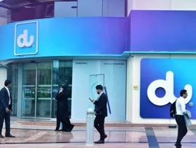 بعض الأشخاص يتجولون أمام مقر لشركة الإمارات للاتصالات المتكاملة (دو) في دبي، الإمارات العربية المتحدة (المصدر: دو-التقرير السنوي 2019) - الشرق