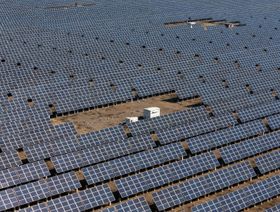 ألواح كهروضوئية في محطة للطاقة الشمسية تديرها شركة "بكين إنيرجي إنترناشيونال هولدينغ" في بكين، الصين - المصدر: بلومبرغ