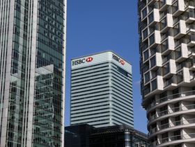 شعار مصرف "اتش اس بي سي" (HSBC) يعتلي مقر البنك في العاصمة البريطانية لندن - المصدر: بلومبرغ