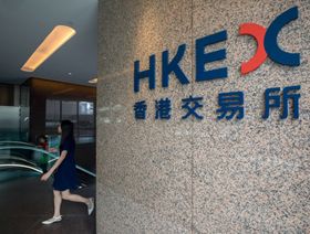 شعار بورصة هونغ كونغ مثبت على جدار داخل مقر البورصة. هونغ كونغ. الصين - المصدر: بلومبرغ