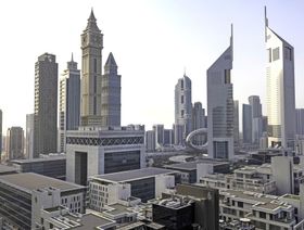 مبنى البوابة، يسار الوسط، في مركز دبي المالي العالمي (DIFC) في دبي، الإمارات العربية المتحدة  - المصدر: بلومبرغ