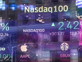 بيانات سهمي "أبل" و"ستاربكس" خارج واجهة سوق "ناسداك ماركت سايت" بنيويورك، أميركا - المصدر: بلومبرغ
