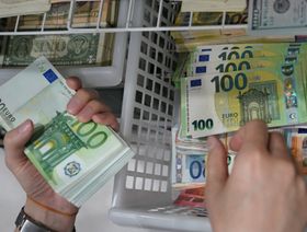 استطلاع: المستثمرون يراهنون على استمرار تراجع اليورو إلى 0.9 دولار