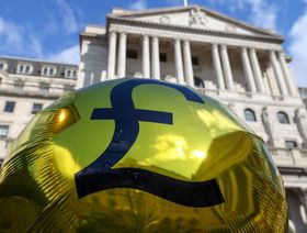 بالون يحمل رمز الجنيه الإسترليني خلال مظاهرة ضد نهج بنك إنجلترا في مكافحة التضخم خارج مقر البنك في مدينة لندن، المملكة المتحدة، يوم الخميس 3 أغسطس 2023. - المصدر: بلومبرغ