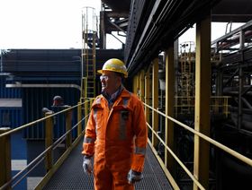 عامل فني في احد مصانع الحديد الصُلب - المصدر: بلومبرغ