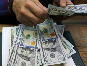 موظف يعد أوراق الدولار الأميركي في مكتب صرافة بوسط القاهرة، مصر، 20 مارس 2019. - المصدر: رويترز