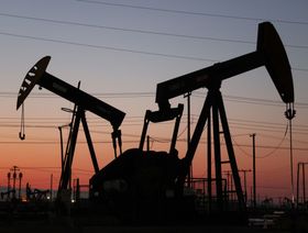 صناديق التحوط تخفف الرهان على صعود النفط